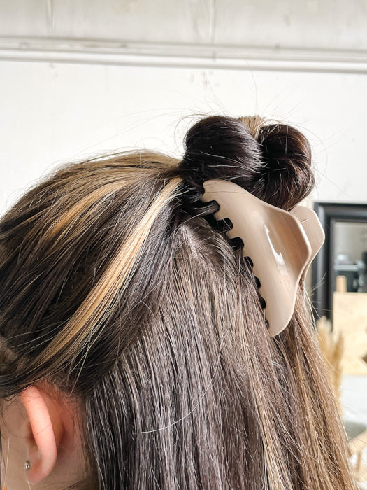 Everleigh Claw Clip In Taupe Clear